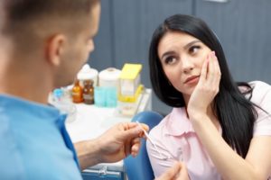 woman with mouth pain seeing her emergency dentist