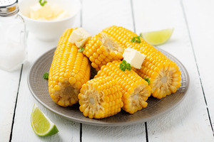 Corn on the cob with butter, lime, and parsley